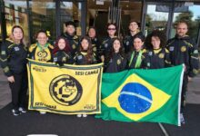 Alunos do Sesi Canaã com troféu de campeonato de robótica.