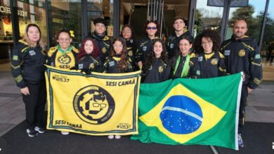 Alunos do Sesi Canaã com troféu de campeonato de robótica.