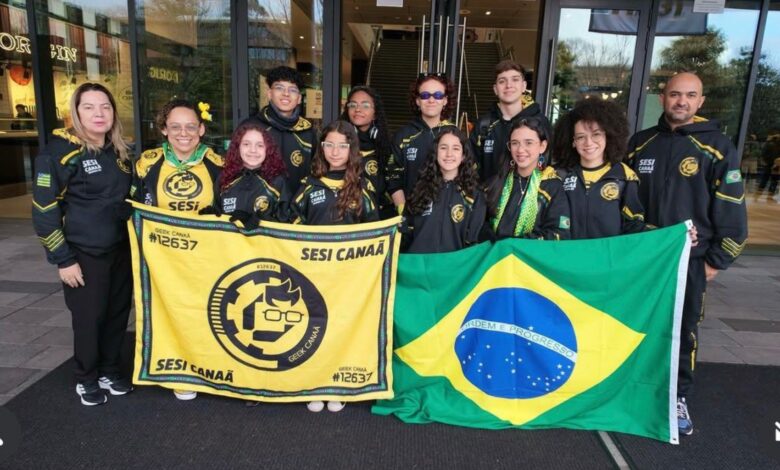 Alunos do Sesi Canaã com troféu de campeonato de robótica.
