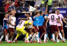 Jogadores da seleção espanhola comemorando após vitória sobre a França.