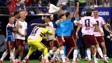 Jogadores da seleção espanhola comemorando após vitória sobre a França.