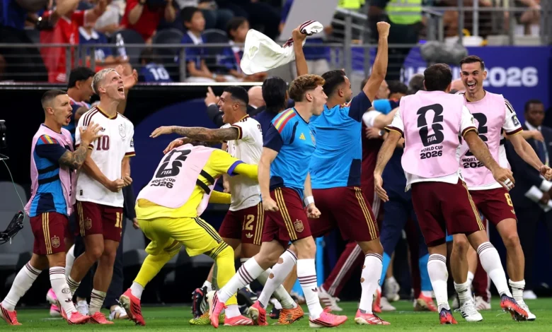 Jogadores da seleção espanhola comemorando após vitória sobre a França.