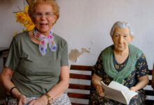 Vicência Bretas Tahan sorrindo em um evento cultural.