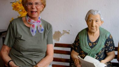 Vicência Bretas Tahan sorrindo em um evento cultural.