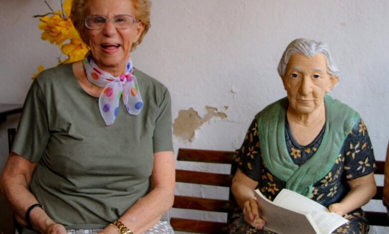 Vicência Bretas Tahan sorrindo em um evento cultural.