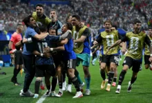 Jogadores da Argentina comemorando gol contra a Inglaterra.