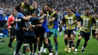 Jogadores da Argentina comemorando gol contra a Inglaterra.