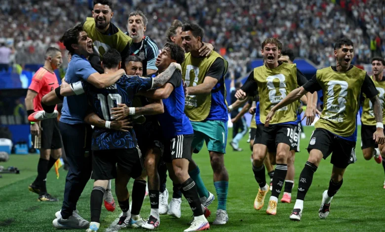 Jogadores da Argentina comemorando gol contra a Inglaterra.