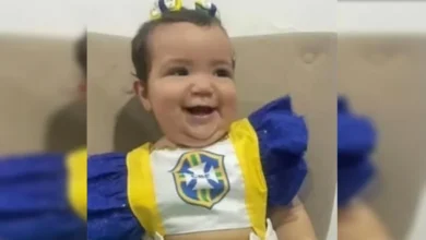 Imagem de viatura policial em frente a hospital, simbolizando investigação de caso de violência.