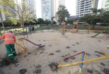 Entrada do parque infantil no Jardim Goiás com placa de interdição.