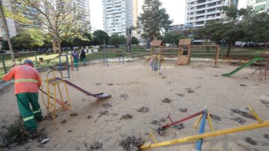 Entrada do parque infantil no Jardim Goiás com placa de interdição.