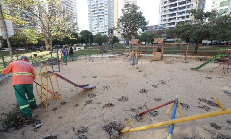 Entrada do parque infantil no Jardim Goiás com placa de interdição.