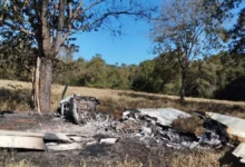 Avião incendiado em área rural de Itarumã, Goiás, após pouso forçado.