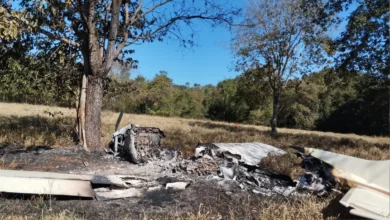 Avião incendiado em área rural de Itarumã, Goiás, após pouso forçado.