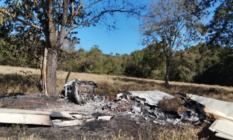 Avião incendiado em área rural de Itarumã, Goiás, após pouso forçado.
