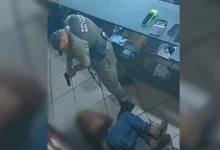 Imagem de câmera de segurança mostrando policial agredindo jovem em loja de Catalão.