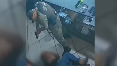 Imagem de câmera de segurança mostrando policial agredindo jovem em loja de Catalão.