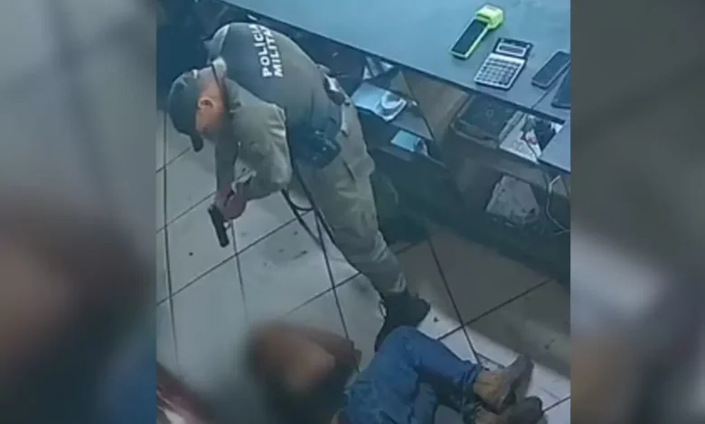 Imagem de câmera de segurança mostrando policial agredindo jovem em loja de Catalão.