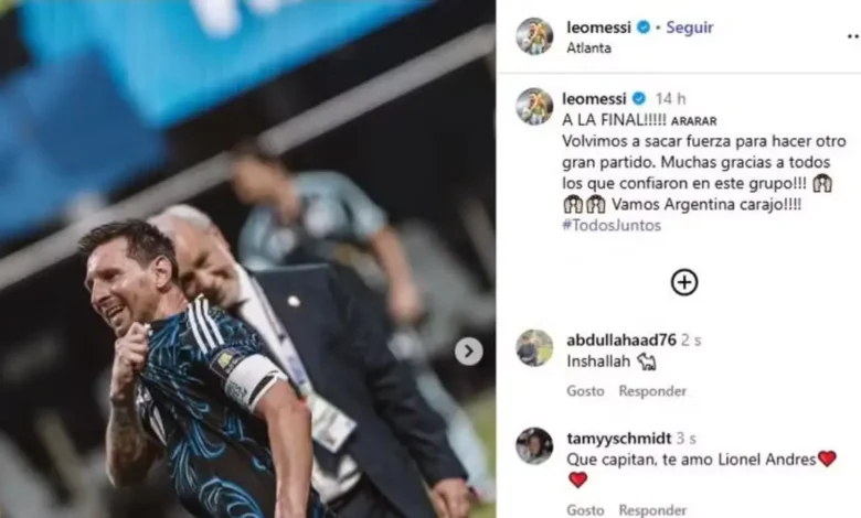 Lionel Messi em campo durante partida da Copa do Mundo.