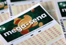 Bilhete de loteria da Mega-Sena exibindo números sorteados.