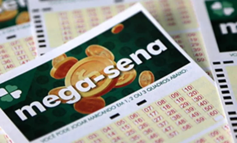 Bilhete de loteria da Mega-Sena exibindo números sorteados.