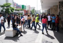Pessoas evacuando prédios após terremoto de magnitude 7,3 no México.