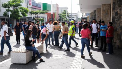 Pessoas evacuando prédios após terremoto de magnitude 7,3 no México.