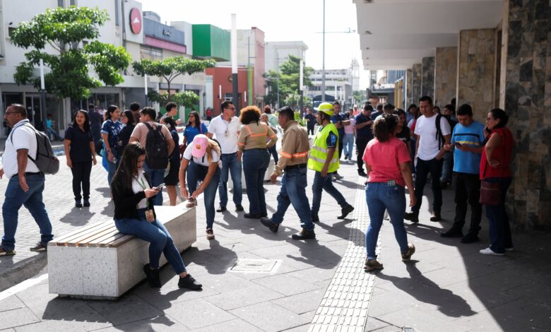 Pessoas evacuando prédios após terremoto de magnitude 7,3 no México.