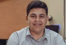 Entrada de academia em Aparecida de Goiânia com pessoas ao redor.