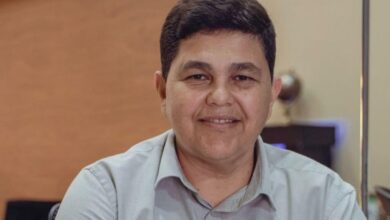 Entrada de academia em Aparecida de Goiânia com pessoas ao redor.