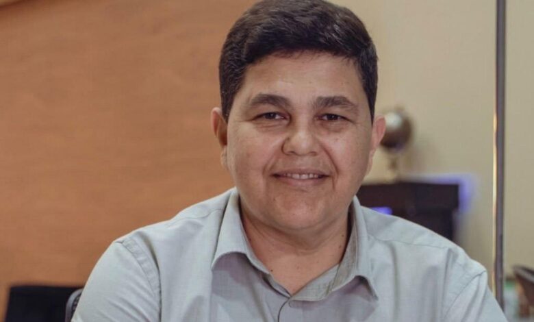 Entrada de academia em Aparecida de Goiânia com pessoas ao redor.