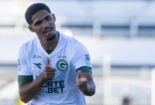 Jogador Kadu Sousa do Goiás em ação durante partida contra a Ponte Preta.