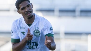Jogador Kadu Sousa do Goiás em ação durante partida contra a Ponte Preta.