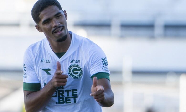 Jogador Kadu Sousa do Goiás em ação durante partida contra a Ponte Preta.