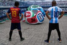 Jogadores de Argentina e Espanha em campo de futebol durante a final da Copa do Mundo de 2026.
