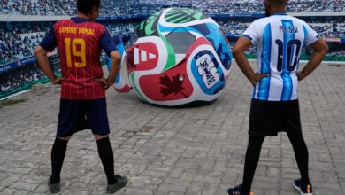 Jogadores de Argentina e Espanha em campo de futebol durante a final da Copa do Mundo de 2026.