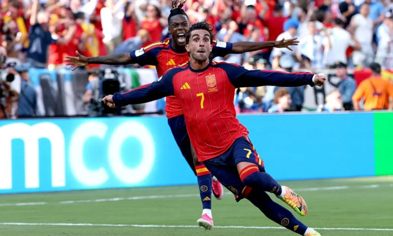 Jogadores da Espanha comemoram o título da Copa do Mundo 2026.