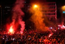 Torcedores comemorando gol da Espanha em Madri.
