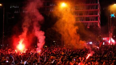 Torcedores comemorando gol da Espanha em Madri.