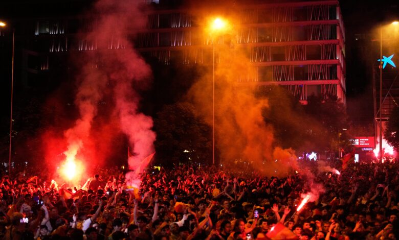 Torcedores comemorando gol da Espanha em Madri.