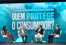 Imagem de um computador com uma página de compra de medicamentos online.