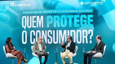 Imagem de um computador com uma página de compra de medicamentos online.