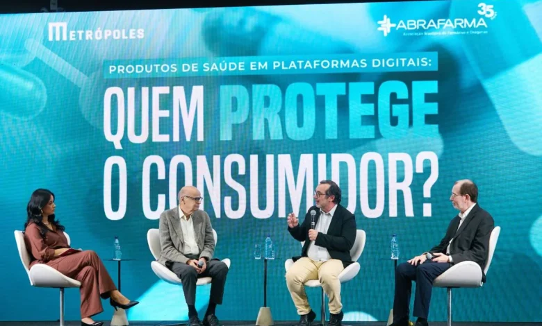Imagem de um computador com uma página de compra de medicamentos online.