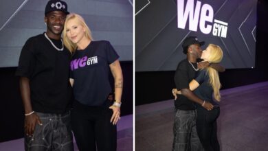 Virginia Fonseca e Vini Jr posando juntos na inauguração de uma academia em Goiânia.