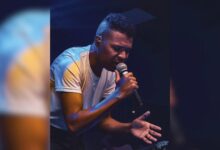 Pessoas reunidas em homenagem a cantor falecido em Goiânia.