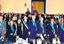 Ronaldo Caiado em solenidade com autoridades e apoiadores em Goiás.