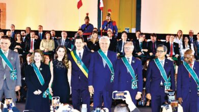 Ronaldo Caiado em solenidade com autoridades e apoiadores em Goiás.