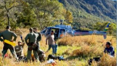 Equipe de resgate atende piloto de parapente após queda em Goiás.