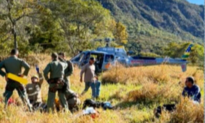 Equipe de resgate atende piloto de parapente após queda em Goiás.