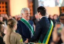 Daniel Vilela e Ronaldo Caiado em evento de homenagem.